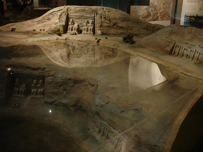 Модель, иллюстрирующая старое и новое местоположение храмов Рамзеса II и уровень воды