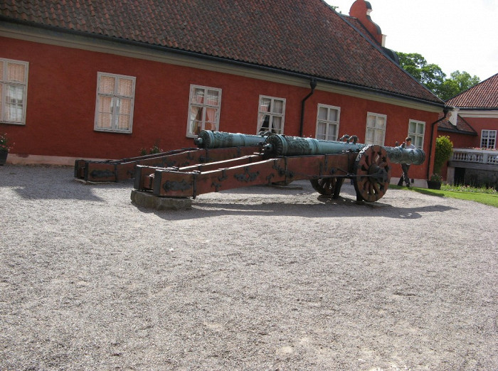 Трофейные пушки на территории замка Грипсхольм, Мариефред, Швеция