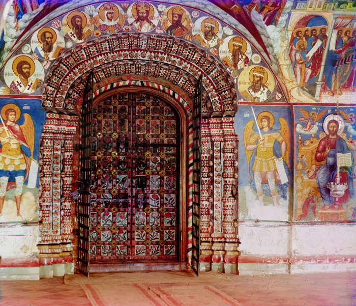 Вход в центральный храм церкви Иоанна Предтечи из галереи, Ярославль