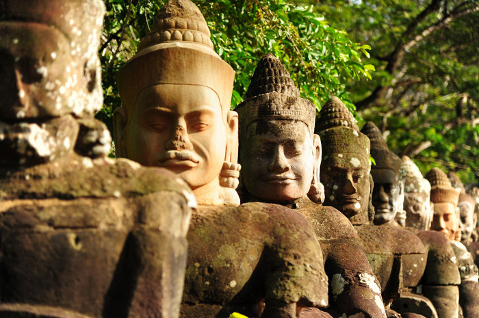 Каменные гиганты у ворот храма Ангкор-Тхом, Камбоджа