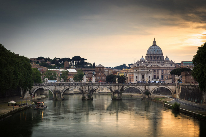 Мост через Тибр и вид на прекрасный собор Св. Петра, Рим