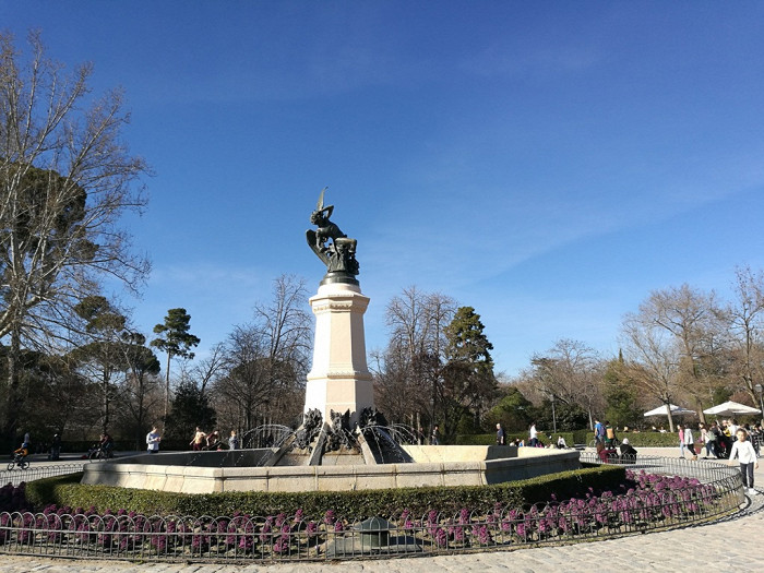 Центральный фонтан в парке Буен-Ретиро в Мадриде