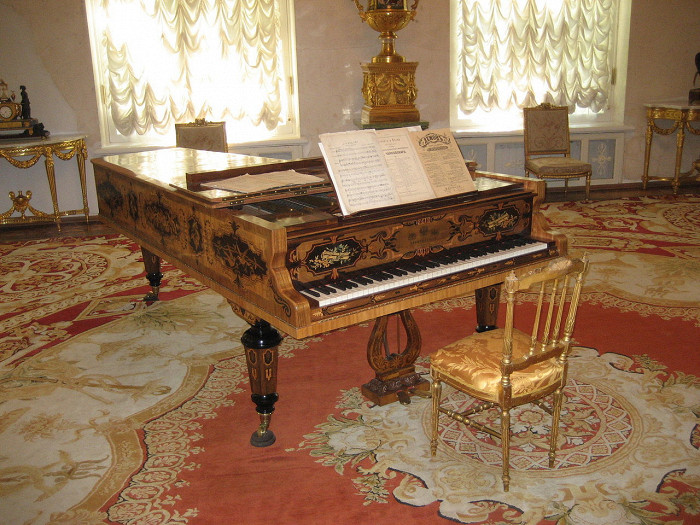 ФасадАлександровский дворец, пианино в парадном зале дворца