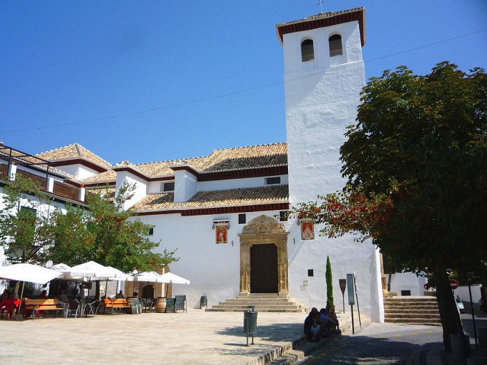 Церковь и площадь Сан-Мигель-Бахо в районе Альбайсин, Гранада