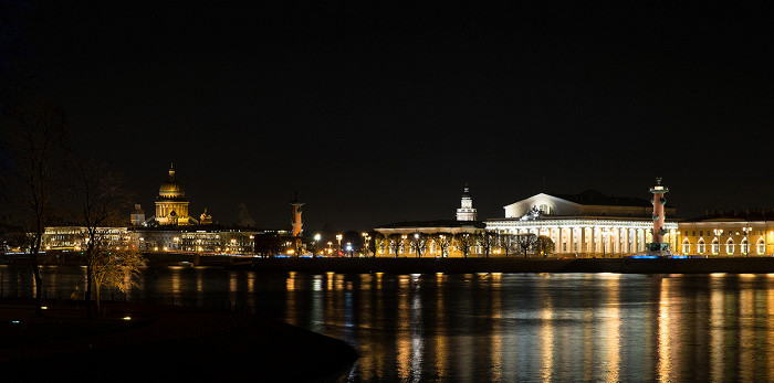 Вид с реки на Ростральные колонны, Санкт-Петербург