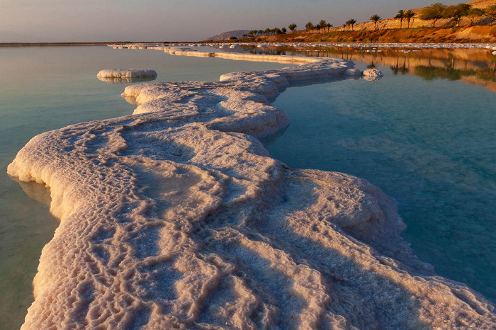 Соленое побережье Мертвого моря в лучах восходящего солнца, Израиль
