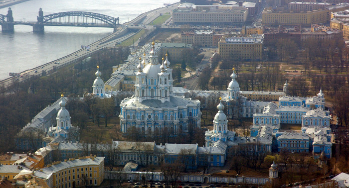 Вид на Смольный собор Санкт-Петербурга с воздуха