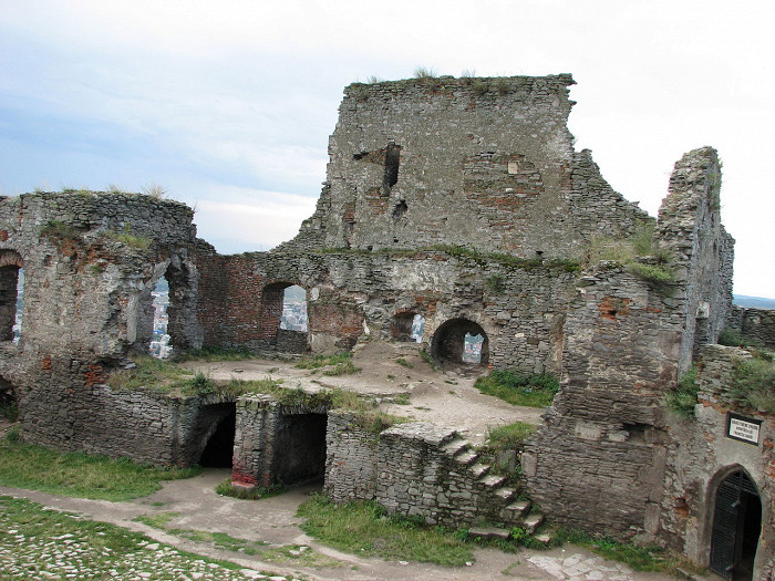 Замок Дева, руины замковой башни