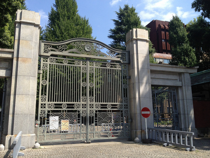 Ворота перед входом в один из корпусов, Токийский университет
