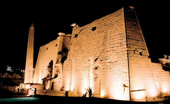 Пилоны и обелиск перед входом в Луксорский храм