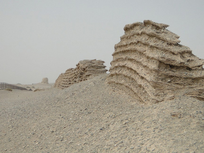 Остатки Великой китайской стены в пустыне Гоби