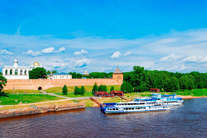Теплоходы на Волхов-реке в Великом Новгороде