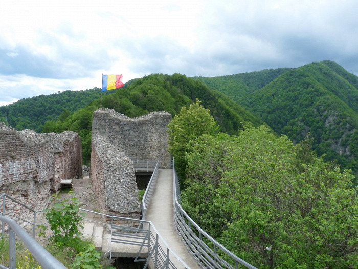 Замок Поенари на южных отрогах Трансильванских Альп