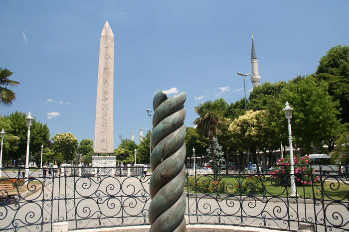 Площадь Султанахмет, Змеиная колонна и обелиск Феодосия