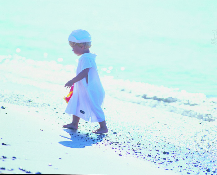 Маленькая девочка на пляже, Дания