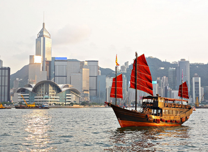 Необычная лодка неподалёку от Гонконга