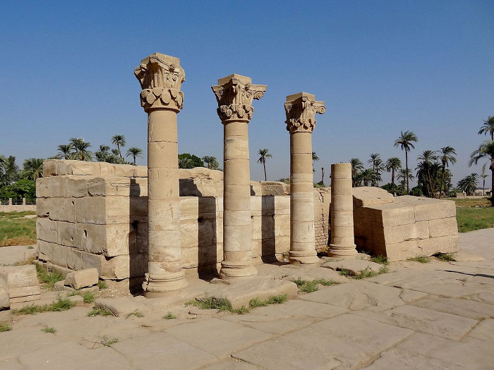 Римские колонны в передней части комплекса храма в Дендере, Египет