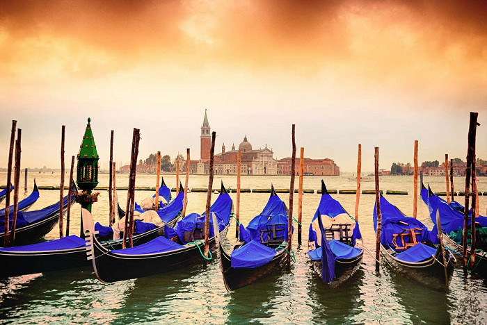 Венецианские гондолы на закате