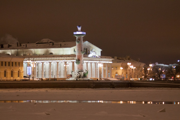 Ростральные колонны зимой, Санкт-Петербург