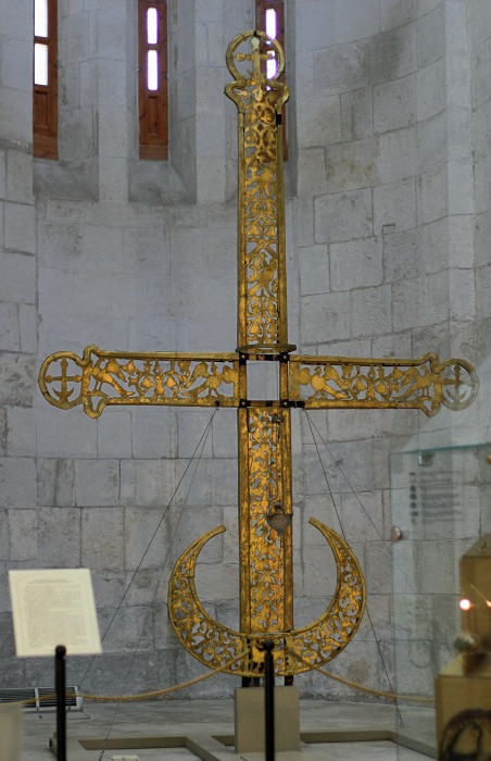 Крест с просечным орнаментом в Дмитриевском соборе во Владимире, Владимир
