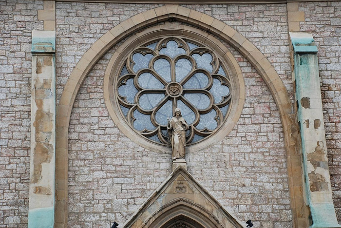 Собор Святейшего Сердца Иисуса, окно-роза над входом