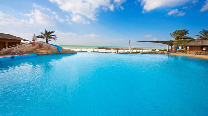 В-Эмираты-снова-можно-8-лучших-отелей-Шарджи-с-собственным-пляжем8 tiny