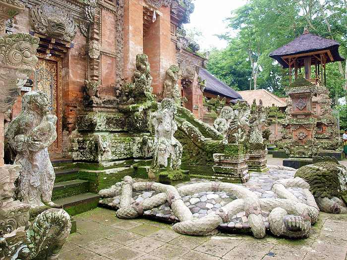 Лес обезьян, скульптуры в храме