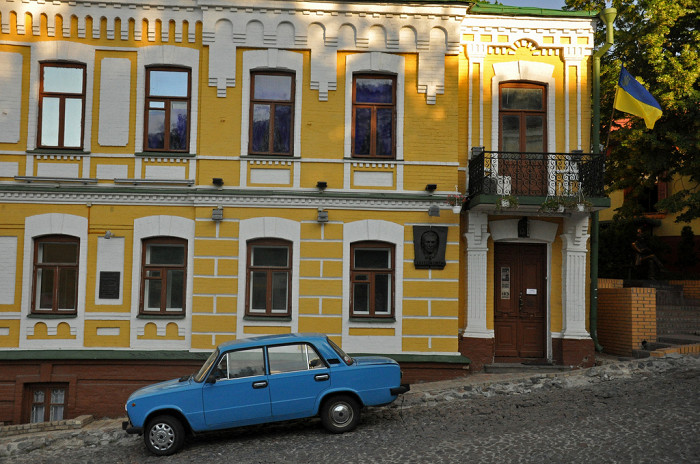 Яркий дом, Андреевский спуск в Киеве