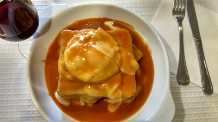 Сэндвич Франсезинья — одно из любимейших блюд в Португалии