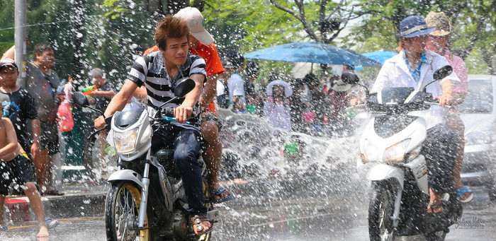 Обливание водой во время праздника Сонгкран 