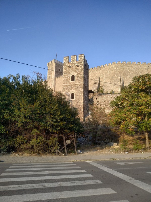 Вид на крепость Скопье через дорогу