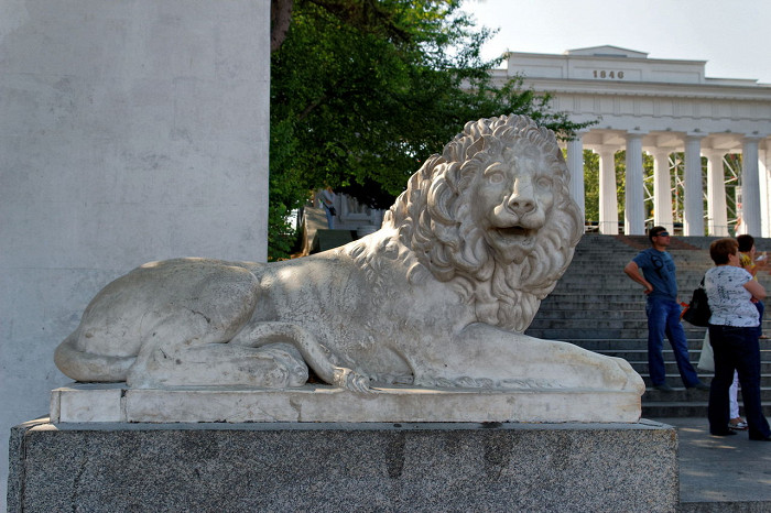 Графская пристань в Севастополе, скульптура льва