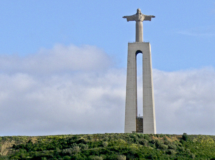 Вид на статую Христа в Лиссабоне