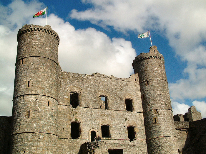 Замок Харлек, башни у входа