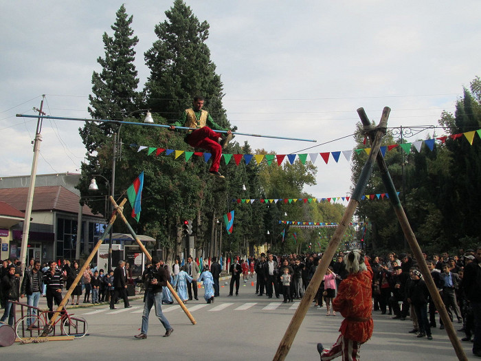 Акробаты на праздник гранта в Азербайджане