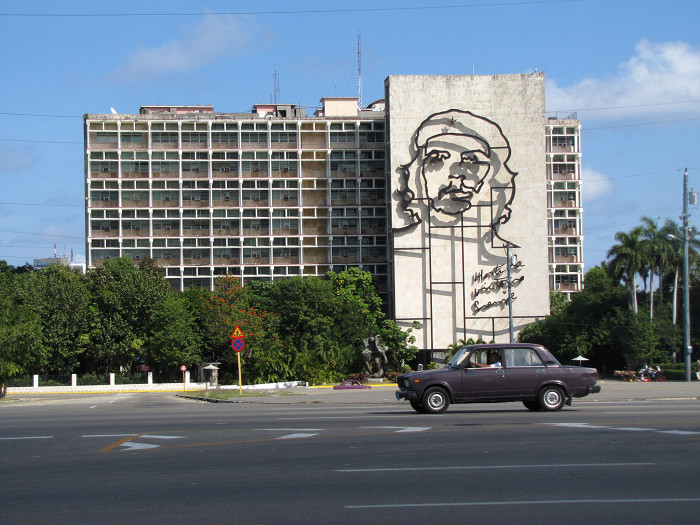 Гавана, здание напротив мемориала Хосе Марти