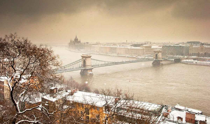 Цепной мост Сечени и вид на зимний Будапешт, Венгрия