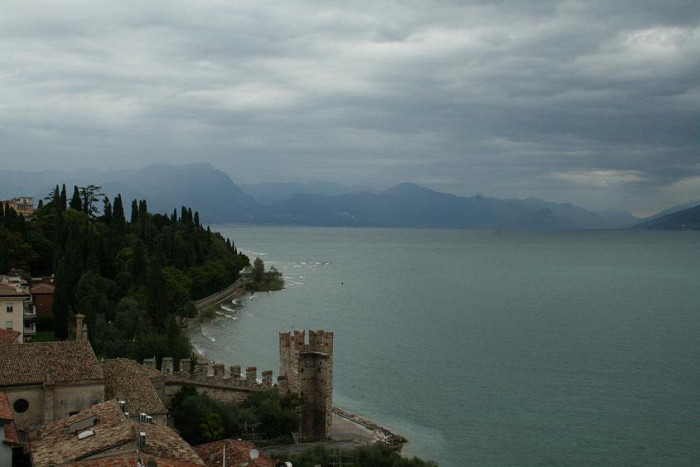 Вид на Гарду с крепости Сирмионе, Италия