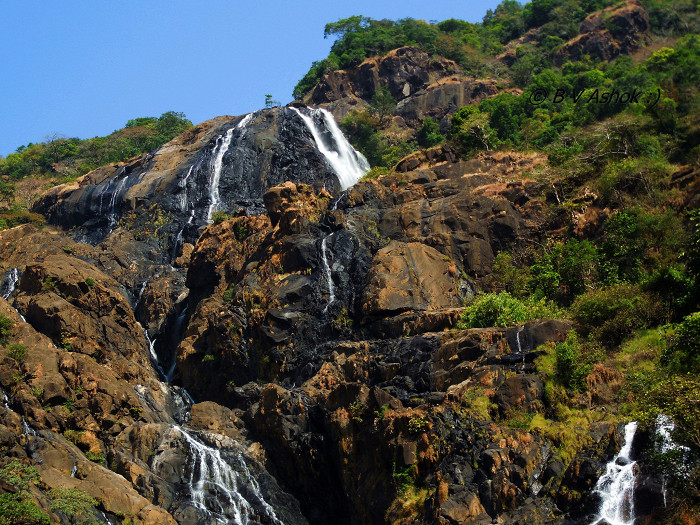 Потрясающий водопад Дудхсагар, Индия