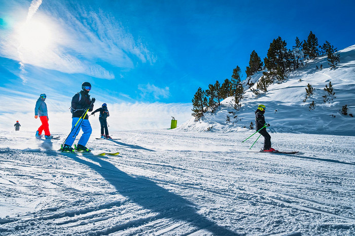 Люди катаются на горных лыжах