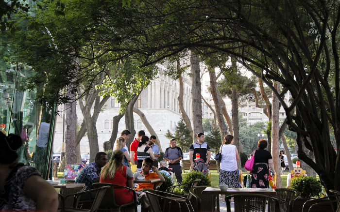 Бакинский приморский бульвар, открытое кафе под аркадой из деревьев