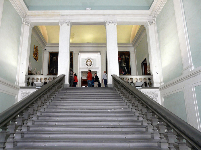 Галерея Уффици, центральная лестница