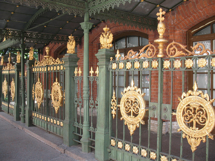 Домик Петра I в Санкт-Петербурге, решётка и ворота ограды со стороны Петровской набережной