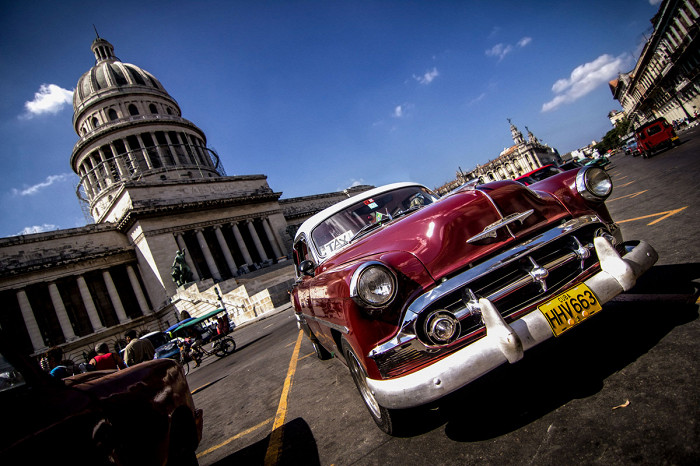 Выставка ретро-машин неподалёку от Капитолия, Гавана