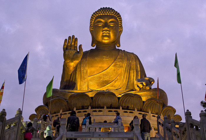 Большой Будда в вечернем освещении