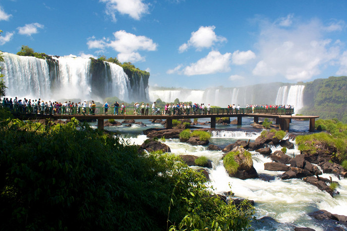 Живописный вид на водопады Игуасу