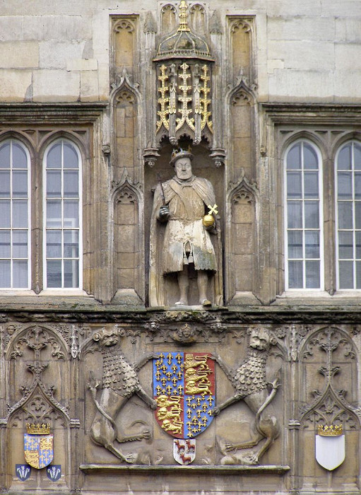 Кембриджский университет, статуя Генри VIII