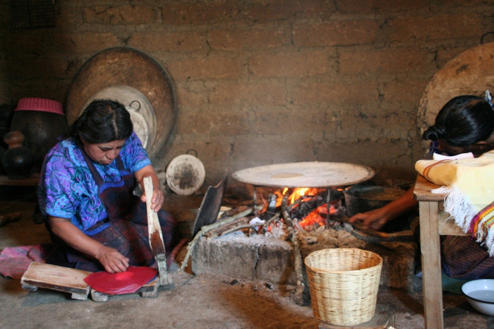 Традиционный способ приготовления кукурузных лепешек, Мексика