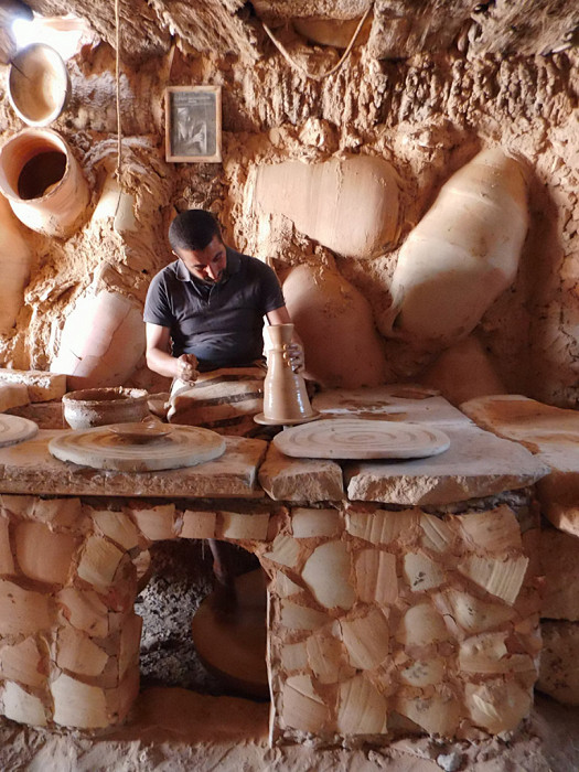 Работа мастера в музее керамики в Геллале, Джерба