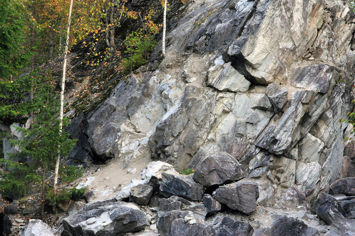 Рускеальский мраморный каньон, скалистый склон